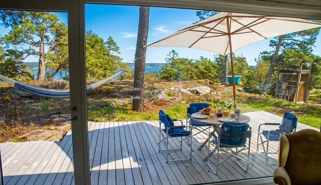 Artist's villa in the Stockholm archipelago with sea views on three sides in Saltsjöbaden