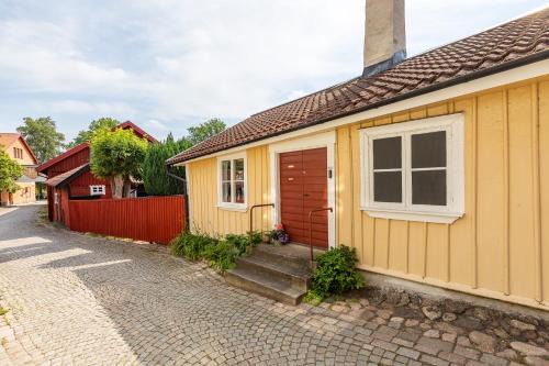 Stay in a unique house in the heart of the Old Town in Eksjö in Eksjo