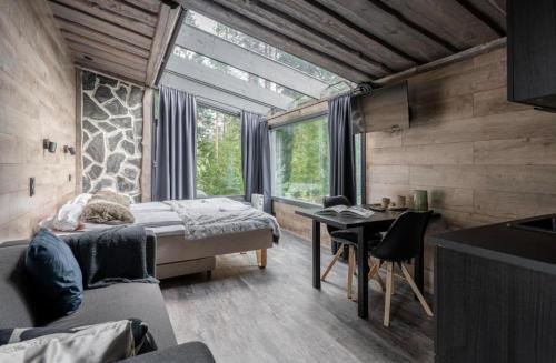Beautiful lakeside panorama suite with own jacuzzi in Kuusa