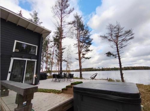 Forest lakehouse B with jacuzzi in Laukaa