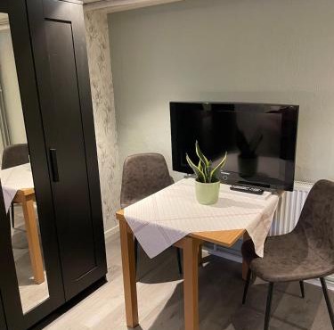 Overnight apartment with double bed, kitchenette, and shower in Väröbacka