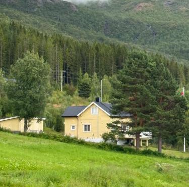 The little yellow house in Rånbogen with fjord and mountain views - Gateway to Lofoten in Botn