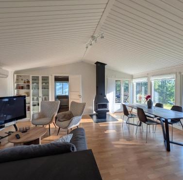 Family-friendly house with proximity to lake and forest