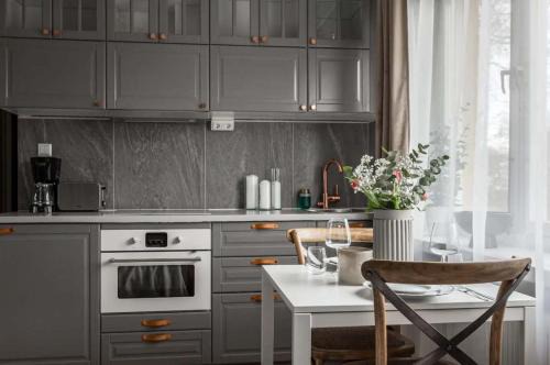 Bright Studio Apartment - 20 Min to City in Stockholm