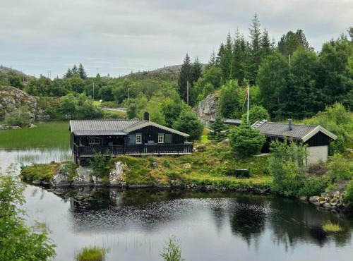Cozy timber cabin from 1966 with sauna in Hitra