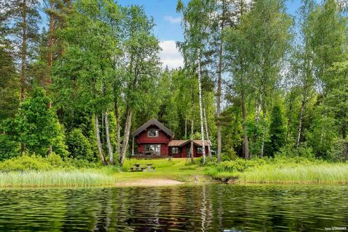Timber cabin with sauna by the lake in Isaberg in Hestra