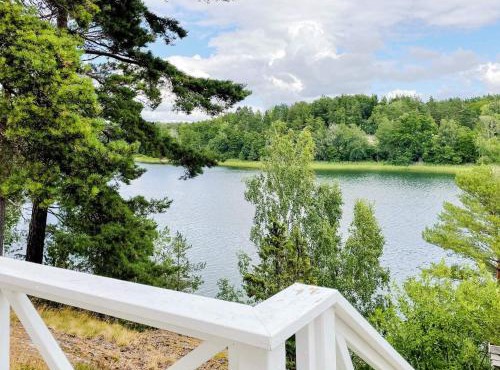 Lakeside Cabin with Panoramic Views in Stockholm