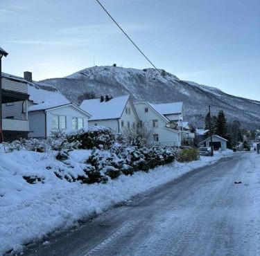 Iconic City skyline Views by Arctic Cathedral, 5BR Home in Tromsø