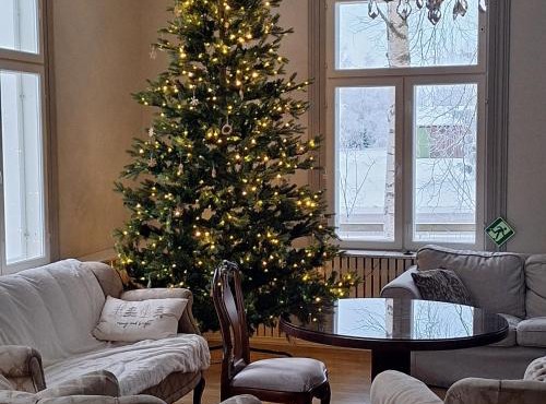 Koulumestarin sali ja majoitus in Sievi