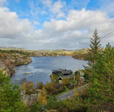 Cozy timber cabin from 1966 with sauna in Hitra