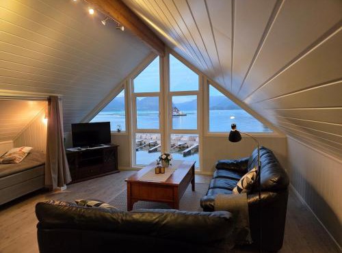 Sea breeze Waterfront Cabin Skanevik Fjordhytter in Etne