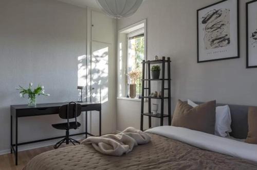 Modern 1BR Apartment with Balcony 20min to City