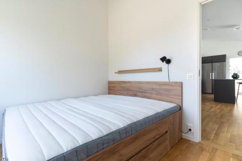 3-Bedroom Apartment w Workspace & Balcony