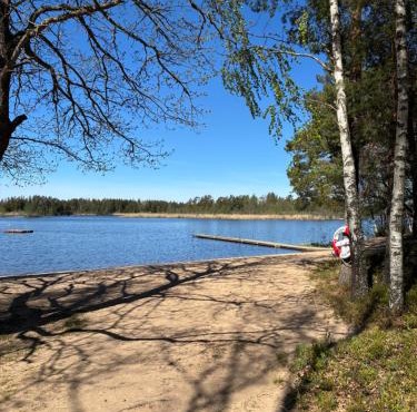 Nyrenoverad stuga mellan två sjöar