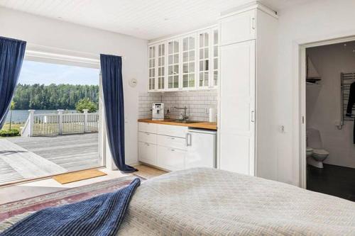 Pentry med sjöutsikt i Villa Forza