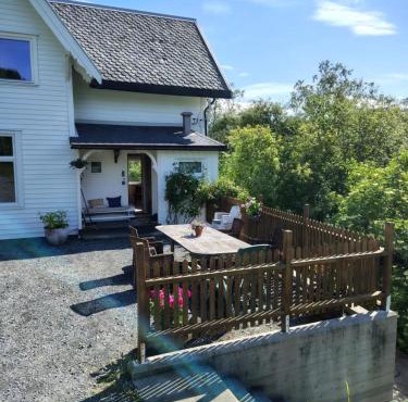 Swiss Villa - Fjord, Forest & Mountain Views in Hoem