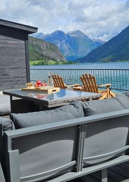 Modern lakefront apt with view - EV plug in Stryn