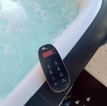 Sauna & outdoor hot tub, 6 people, Parking, AC, 2BR in Helsinki