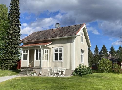 Charmig stuga på bondgård