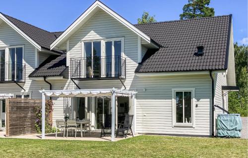 Nice Home In Västervik With Lake View
