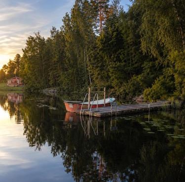 Schwedenmagie Exklusives Schwedenhaus am See mit Boot und Gästehaus in Trensum