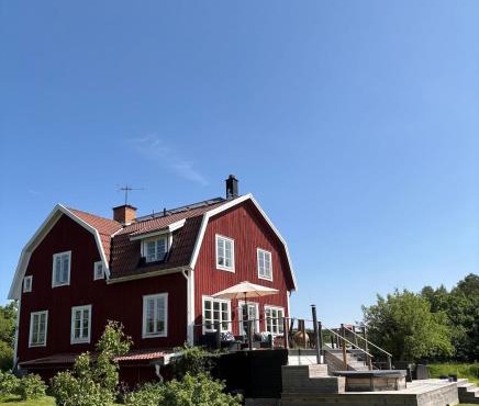 Sjötomt med bastuflotte & badtunna - lantlig idyll