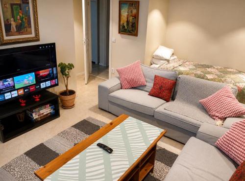 Spacious apt 3 sleeping areas & private entrance