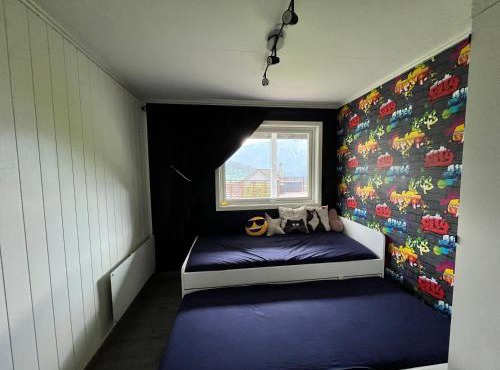 Dobbeltrom på solsida, fin utsikt fra huset, privat bad og delt kjøkken og stua in Sogndal
