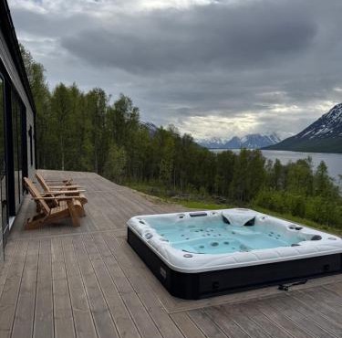 LyNora - Luxury Northern Lights Lodge with Jacuzzi & Lyngen Alps view