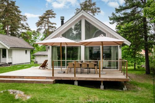 Stylish 3-Bedroom Home by Forest and Swimming Spots