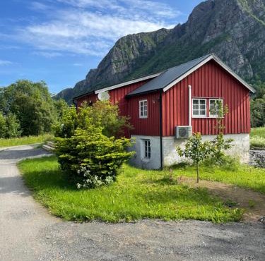 Converted barn in peaceful countryside near Farstadsanden in Fraena