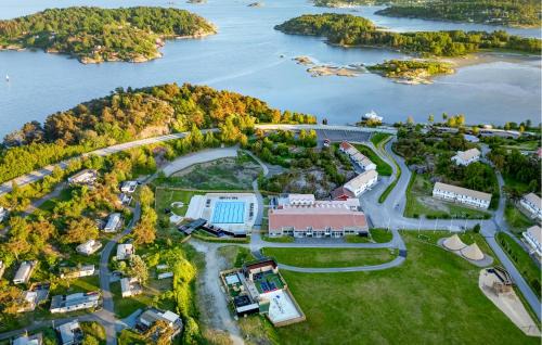 2 Bedroom Cozy Apartment In Myggenäs