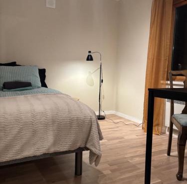 Sentralt i Raufoss-3 soverom, opptil 5 gjester, parkering og stor hage