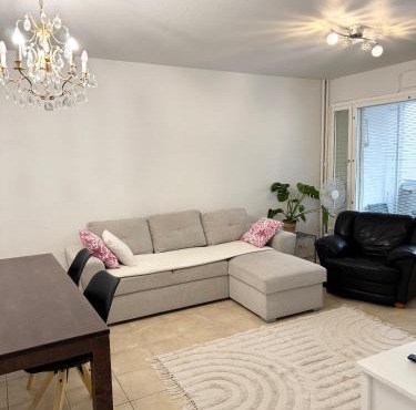 HHH Newly renovated big 4-bedroom apt with balcony, free parking for 2 cars in Helsinki