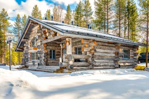 Holiday Log Villa Samruam A Incl WiFi, fire wood, sauna in Salla