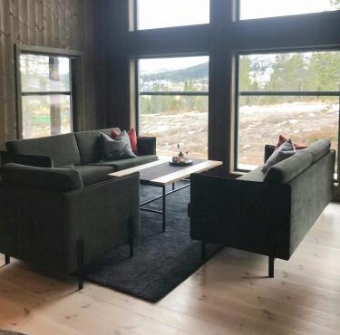 Large Cabin Near Hardangervidda With Sunny Veranda in Veggli