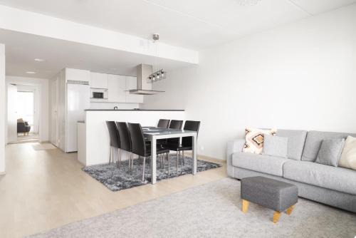 Modern 2BR apartment W 2 balconies, Metro, Helsinki 15min in Espoo