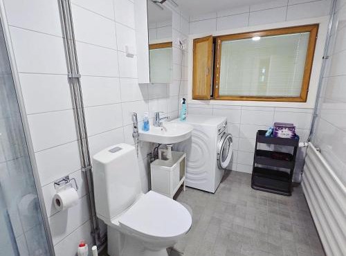 Cozy 2-Bedroom Apartment- 300m to Metro & Shops in Helsinki