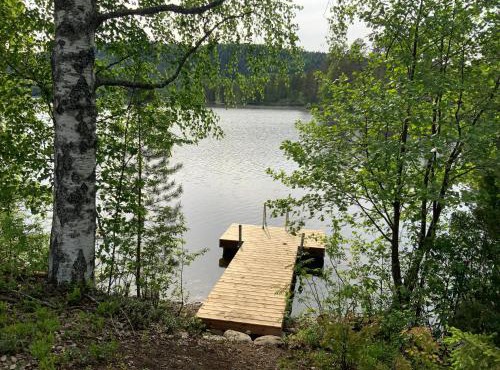 Saunaharju 5 järven rannalla in Kolinkylä