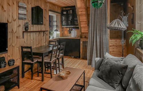 2 Bedroom Stunning Home In Tysse