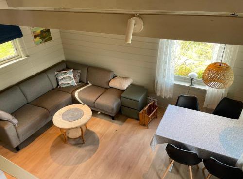 Hytte ved sjøen med båtutleige in Kvalsvik
