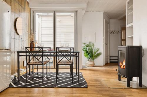 Fit For Two Families! 8 Bedrooms! 2 Bathrooms! in Bergen