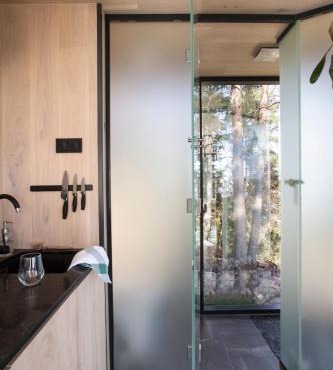 The WonderInn Mirrored Glass Cabin - Wonderinn Delta