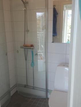 Ljust boende, egen ingång och trädgård i centrum in Varberg